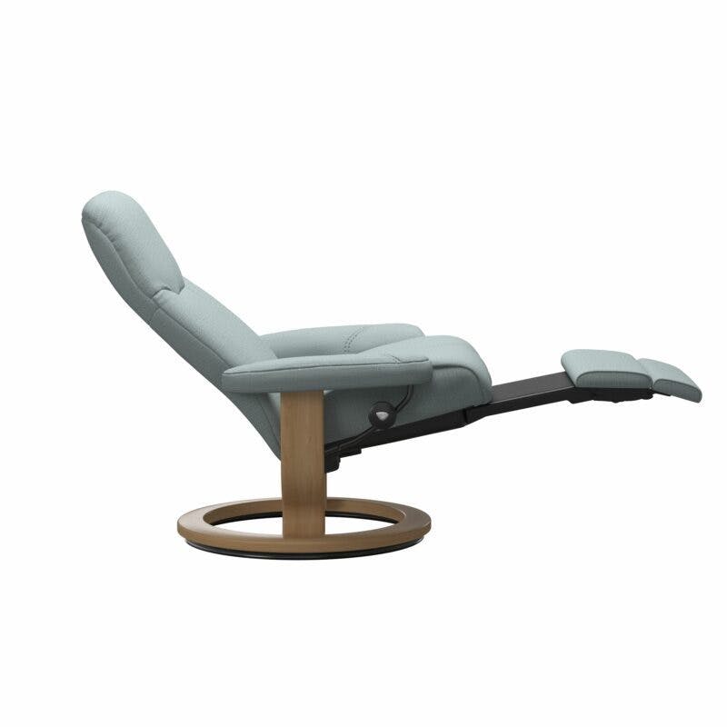 Stressless Consul Classic Power Relaxsessel mit Textilbezug Lina Light Blue und Gestell in Eiche - Relaxfunktion
