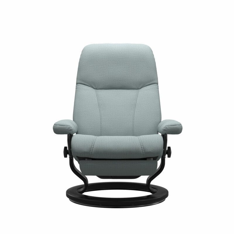 Stressless Consul Classic Power Relaxsessel mit Textilbezug Lina Light Blue und Gestell in Holz, schwarz - frontal